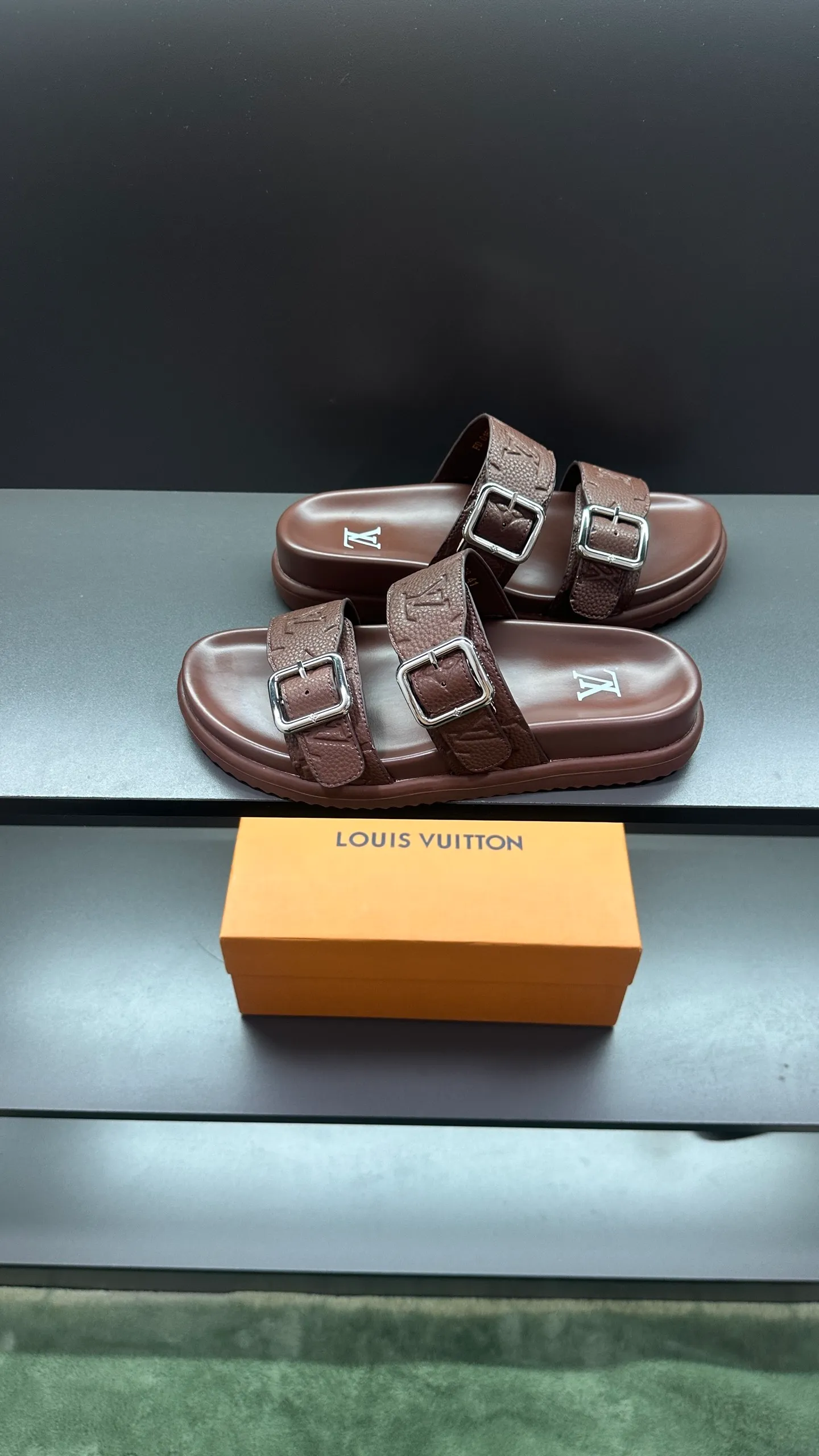 P340 🔍LV Men's Spring and Summer Slippers Counter Synchronization. The uppers are imported cowhide fabrics from Italy, with logo graphics and high-quality craftsmanship. Soles: original soles specially provided by the original factory. Exclusive movable molded soles are super comfortable. Original factory follow-up orders. 🔍🔍High quality. You can enter and leave the counter at will. Welcome to compare. Code number 38-45 No. 058